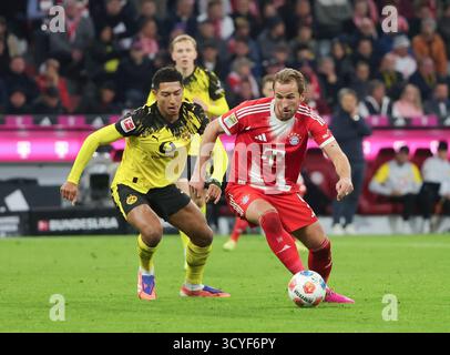 Munich, Allemagne. 18 octobre 2025. Harry Kane (R) du Bayern Munich affronte Jobe Bellingham du Borussia Dortmund lors du match de football de première division allemande de Bundesliga entre le Bayern Munich et le Borussia Dortmund à Munich, Allemagne, le 18 octobre 2025. Crédit : Philippe Ruiz/Xinhua/Alamy Live News Banque D'Images