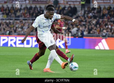 Rome. 19 octobre 2025. Ange-Yoan Bonny de l'Inter Milan tire et marque lors d'un match de football en Serie A entre Roma et l'Inter Milan à Rome, Italie, Oct.18, 2025. Crédit : Xinhua/Alamy Live News Banque D'Images