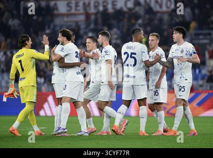 Rome. 19 octobre 2025. Les joueurs de l'Inter Milan célèbrent après un match de football de Serie A entre Roma et l'Inter Milan à Rome, Italie, Oct.18, 2025. Crédit : Xinhua/Alamy Live News Banque D'Images