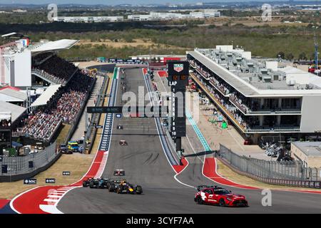Austin, États-Unis. 18 octobre 2025. Une voiture de sécurité (1st R) est vue lors de la course de sprint du Grand Prix de formule 1 des États-Unis, à Austin, Texas, aux États-Unis, Oct. 18, 2025. crédit : Song Haiyuan/Xinhua/Alamy Live News Banque D'Images