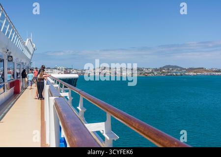 Bateau de croisière rencontre carnaval approchant Nouméa, Grand Terre (le Caillou), Nouvelle Calédonie (Nouvelle-Calédonie), Mélanésie, Océan Pacifique Banque D'Images