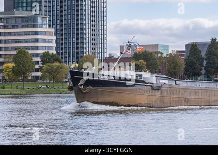 Voilier historique sur la rivière Amstel, Amsterdam, pays-Bas – vue latérale Banque D'Images