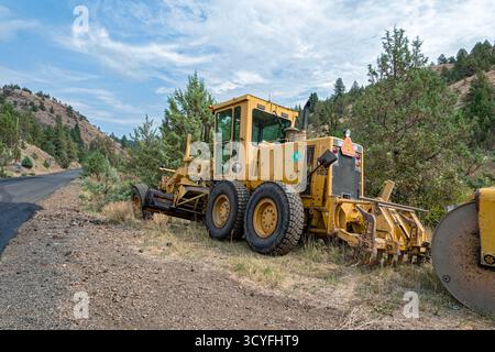 Une niveleuse Caterpillar 140G sur le bord de la route près de Twickenham, Oregon, États-Unis Banque D'Images