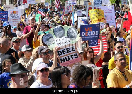 Phoenix, États-Unis. 18 octobre 2025. Les manifestants se rassemblent pour écouter les orateurs avant le début de la marche lors de la manifestation No Kings au Capitole de l'État de l'Arizona à Phoenix, Arizona, États-Unis, le 18 octobre 2025. Plus de 2 500 manifestations ont eu lieu dans les 50 états, ce qui en fait potentiellement la plus grande manifestation d'une journée dans l'histoire des États-Unis. (Photo par : Alexandra Buxbaum/Sipa USA) crédit : Sipa USA/Alamy Live News Banque D'Images