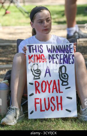 Phoenix, États-Unis. 18 octobre 2025. Les gens se rassemblent avant le début de la manifestation No Kings au Capitole de l'État de l'Arizona à Phoenix, Arizona, États-Unis, le 18 octobre 2025. Plus de 2 500 manifestations ont eu lieu dans les 50 états, ce qui en fait potentiellement la plus grande manifestation d'une journée dans l'histoire des États-Unis. (Photo par : Alexandra Buxbaum/Sipa USA) crédit : Sipa USA/Alamy Live News Banque D'Images