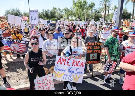 Phoenix, États-Unis. 18 octobre 2025. Les manifestants se rassemblent pour écouter les orateurs avant le début de la marche lors de la manifestation No Kings au Capitole de l'État de l'Arizona à Phoenix, Arizona, États-Unis, le 18 octobre 2025. Plus de 2 500 manifestations ont eu lieu dans les 50 états, ce qui en fait potentiellement la plus grande manifestation d'une journée dans l'histoire des États-Unis. (Photo par : Alexandra Buxbaum/Sipa USA) crédit : Sipa USA/Alamy Live News Banque D'Images