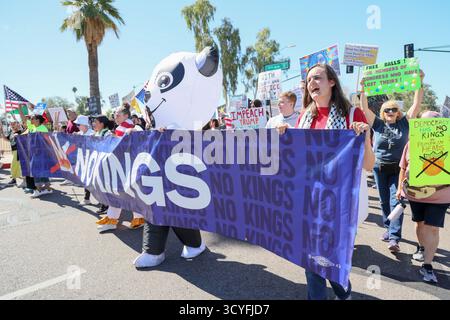 Phoenix, États-Unis. 18 octobre 2025. Plusieurs milliers de manifestants défilent sur Jefferson Street depuis le Capitole pour la manifestation No Kings à Phoenix, Arizona, États-Unis, le 18 octobre 2025. Plus de 2 500 manifestations ont eu lieu dans les 50 états, ce qui en fait potentiellement la plus grande manifestation d'une journée dans l'histoire des États-Unis. (Photo par : Alexandra Buxbaum/Sipa USA) crédit : Sipa USA/Alamy Live News Banque D'Images