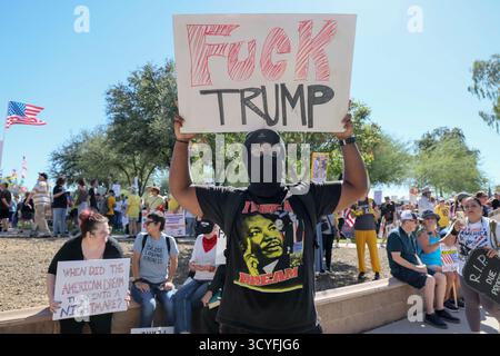 Phoenix, États-Unis. 18 octobre 2025. Les gens se rassemblent avant le début de la manifestation No Kings au Capitole de l'État de l'Arizona à Phoenix, Arizona, États-Unis, le 18 octobre 2025. Plus de 2 500 manifestations ont eu lieu dans les 50 états, ce qui en fait potentiellement la plus grande manifestation d'une journée dans l'histoire des États-Unis. (Photo par : Alexandra Buxbaum/Sipa USA) crédit : Sipa USA/Alamy Live News Banque D'Images
