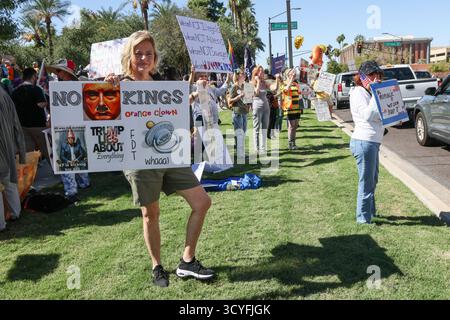 Phoenix, États-Unis. 18 octobre 2025. Les manifestants s'alignent sur le trottoir pour faire des vagues devant la circulation qui passe devant le bâtiment du Capitole de l'État de l'Arizona à Phoenix, Arizona, États-Unis, le 18 octobre 2025. Plus de 2 500 manifestations ont eu lieu dans les 50 états, ce qui en fait potentiellement la plus grande manifestation d'une journée dans l'histoire des États-Unis. (Photo par : Alexandra Buxbaum/Sipa USA) crédit : Sipa USA/Alamy Live News Banque D'Images
