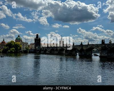 Vue matinale sur la rivière Vltava vers les tours historiques et les bâtiments de la vieille ville de Prague, République tchèque, avec des reflets dans l'eau calme. Banque D'Images