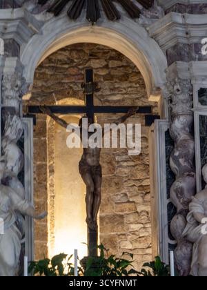Pise, Italie - 16 octobre 2025 sculpture de la crucifixion de Jésus-Christ orne une croix à l'extérieur d'une église de Pise, Italie, symbolisant une profonde dévotion Banque D'Images