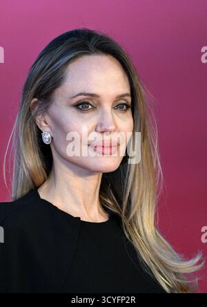 Rome, Italie. 18 octobre 2025. Angelina jolie assiste au tapis rouge du film « Couture » lors du 20e Festival du film de Rome le 18 octobre 2025 à Rome, en Italie. Photo par Eric Vandeville/ABACAPRESS.COM crédit : Abaca Press/Alamy Live News Banque D'Images