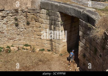 Le visiteur se promène à travers une immense porte de pierre, tombe mycénienne en dôme, site archéologique, site du patrimoine mondial de l'UNESCO, Mycènes, Mycènes, ville importante dans pré- Banque D'Images