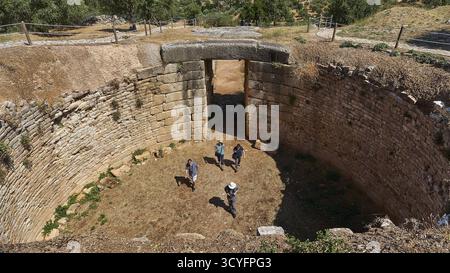 Groupe de visiteurs, tombeau du dôme mycénien, site archéologique, site du patrimoine mondial de l'UNESCO, Mycènes, Mycènes, ville importante dans la période pré-classique Banque D'Images