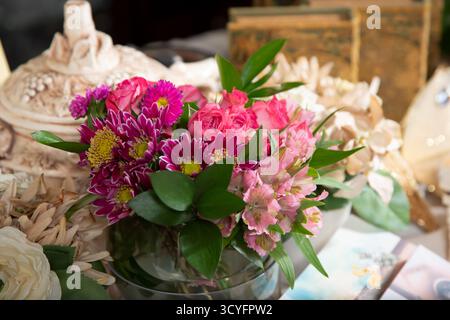 Une vue sur un beau bouquet de fleurs, avec des marguerites, des lis inca et des roses. Banque D'Images