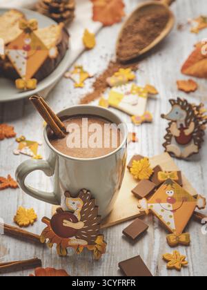 Tasse de chocolat chaud avec bâton de cannelle et décorations animales d'automne Banque D'Images