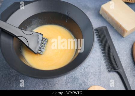 Mélange colorant pour la couleur des cheveux dans un bol noir Banque D'Images