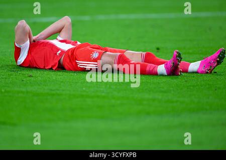Munich, Allemagne. 18 octobre 2025. Football : Bundesliga, Bayern Munich - Borussia Dortmund, Journée 7 à l'Allianz Arena. Harry Kane (Bayern Munich) est sur le terrain. Credit : Sven Hoppe/dpa - REMARQUE IMPORTANTE : conformément aux règlements de la DFL German Football League et de la DFB German Football Association, il est interdit d'utiliser ou de faire utiliser des photographies prises dans le stade et/ou du match sous forme d'images séquentielles et/ou de séries de photos de type vidéo./dpa/Alamy Live News Banque D'Images