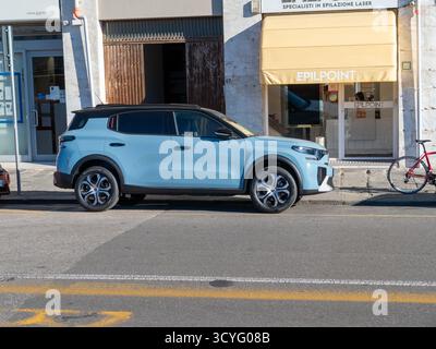 Pise, Italie - 16 octobre 2025 SUV compact moderne de couleur bleu clair garé dans une rue de la ville à proximité des magasins, mettant en valeur le style de voiture contemporain Banque D'Images