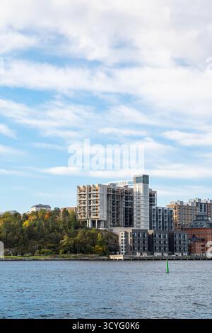 Kvarnholmen zone résidentielle et développement immobilier sur une île dans la municipalité de Nacka, une banlieue de Stockholm par une belle journée d'automne Banque D'Images
