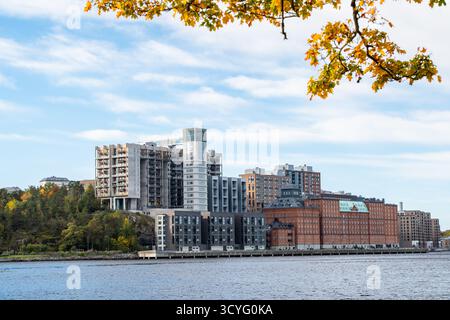 Kvarnholmen zone résidentielle et développement immobilier sur une île dans la municipalité de Nacka, une banlieue de Stockholm par une belle journée d'automne Banque D'Images