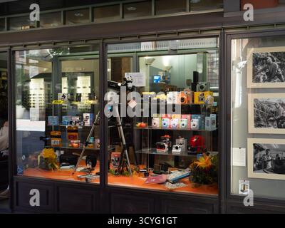 Pise, Italie - 16 octobre 2025 vitrine d'un magasin d'optique et de caméra avec des caméras instantanées colorées, un télescope et des jumelles sur l'affichage Banque D'Images