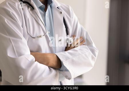Gros plan image recadrée d'un médecin masculin en blouse de laboratoire Banque D'Images