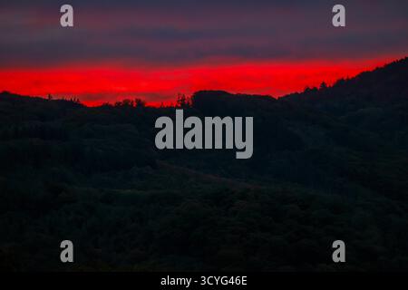 19 octobre 2025, Rhénanie du Nord-Westphalie, Königswinter : le soleil se lève sur le Siebengebirge. Photo : Thomas Banneyer/dpa Banque D'Images