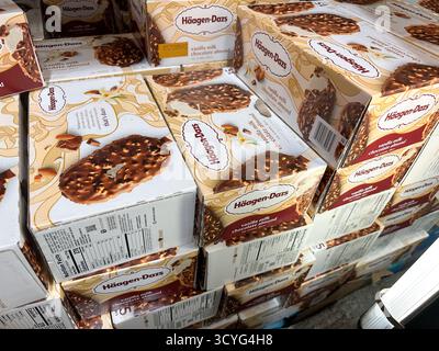 Los Angeles, Californie, États-Unis - 02-01-2023 : une vue de plusieurs caisses de barres de crème glacée Haagen-Dazs, au magasin. Banque D'Images