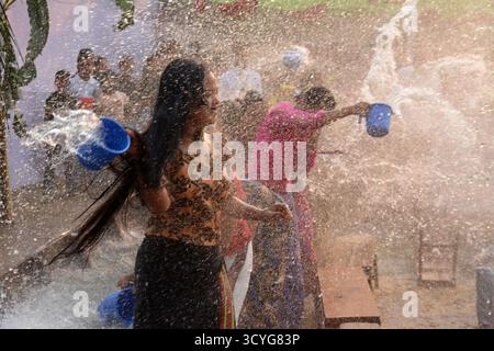 Sangrai Festival à Bandarban, Bangladesh, est la célébration dynamique du nouvel an de la Marma et d'autres communautés indigènes, plein d'eau, de danse, d'an Banque D'Images
