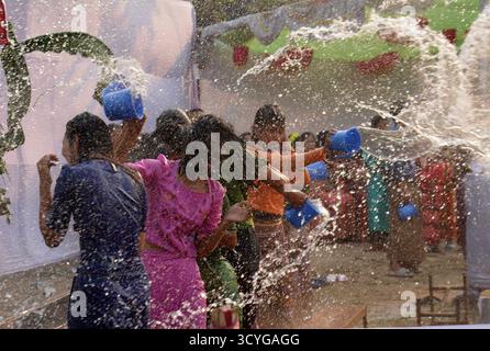 Sangrai Festival à Bandarban, Bangladesh, est la célébration dynamique du nouvel an de la Marma et d'autres communautés indigènes, plein d'eau, de danse, d'an Banque D'Images