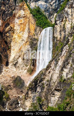 Célèbre cascade slovène Boka dans les Alpes juliennes dans le parc national du Triglav. Cascade de Boka dans le paysage karstique alpin. Cascade nature, l'un des Banque D'Images