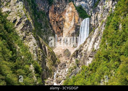 Célèbre cascade slovène Boka dans les Alpes juliennes dans le parc national du Triglav. Cascade de Boka dans le paysage karstique alpin. Cascade nature, l'un des Banque D'Images