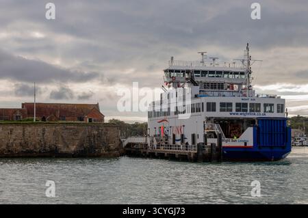 Le wightlink Isle of Wight véhicule ferry arrivant au château de Yarmouth sur l'île de Wight après avoir traversé le Solent de Lymington dans le Hampshire. Banque D'Images