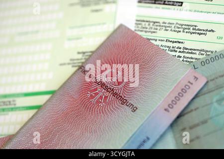 Le spécimen de carte de résident permanent temporaire allemand se trouve sur le formulaire fiscal allemand close up. Fiktionsbescheinigung et einkommensteuerklarung Banque D'Images