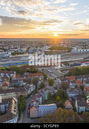 Magnifique lever de soleil à la fin de l'été sur Augsbourg en Souabe bavaroise Banque D'Images