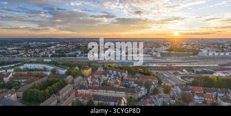 Magnifique lever de soleil à la fin de l'été sur Augsbourg en Souabe bavaroise Banque D'Images