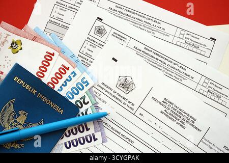 KIEV, UKRAINE - le 27 JANVIER 2024 formulaires fiscaux indonésiens 1721 a1 retenue d'impôt sur le revenu art 21 pour les employés ou les bénéficiaires d'une pension, d'une allocation de retraite, d'une épargne-retraite et d'autres documents fiscaux Banque D'Images