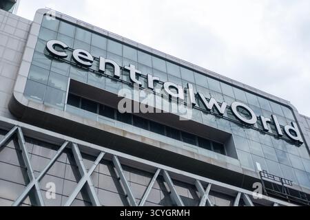 Bangkok, Thaïlande - 14 décembre 2024 : logo CentralWorld sur la façade. C'est un centre commercial et un complexe dans le quartier Siam de Bangkok. C'est le neuvième Banque D'Images