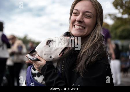 Madrid, Espagne. 19 octobre 2025. Les coureurs avec leurs animaux de compagnie participent au Perrotón Madrid 2025, le 19 octobre 2025, à Madrid (Espagne). Le Perrotón est une course solidaire qui vise à sensibiliser à l’adoption et à la propriété responsable des animaux de compagnie et contre l’abandon et la maltraitance des animaux. Pendant l'événement, les participants courent une distance d'environ 4,5 kilomètres avec leurs chiens. Photo Diego Radamés/Europa Press/ABACAPRESS.COM crédit : Abaca Press/Alamy Live News Banque D'Images