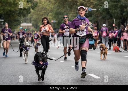 Madrid, Espagne. 19 octobre 2025. Les coureurs avec leurs animaux de compagnie participent au Perrotón Madrid 2025, le 19 octobre 2025, à Madrid (Espagne). Le Perrotón est une course solidaire qui vise à sensibiliser à l’adoption et à la propriété responsable des animaux de compagnie et contre l’abandon et la maltraitance des animaux. Pendant l'événement, les participants courent une distance d'environ 4,5 kilomètres avec leurs chiens. Photo Diego Radamés/Europa Press/ABACAPRESS.COM crédit : Abaca Press/Alamy Live News Banque D'Images
