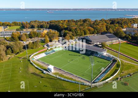Elsinore, Danemark. 18 octobre 2025. Helsingor Stadion vu des airs avant le match de Betinia Liga entre Hillerod Fodbold et Hvidovre à Elsinore. Crédit : Gonzales photo/Alamy Live News Banque D'Images