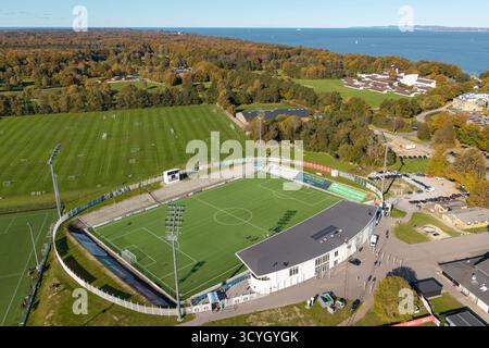 Elsinore, Danemark. 18 octobre 2025. Helsingor Stadion vu des airs avant le match de Betinia Liga entre Hillerod Fodbold et Hvidovre à Elsinore. Crédit : Gonzales photo/Alamy Live News Banque D'Images