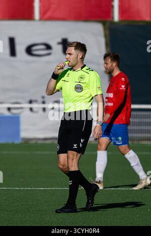 Elsinore, Danemark. 18 octobre 2025. Arbitre Oliver Simbold vu lors du match de Betinia Liga entre Hillerod Fodbold et Hvidovre SI au Helsingor Stadion à Elsinore. Crédit : Gonzales photo/Alamy Live News Banque D'Images