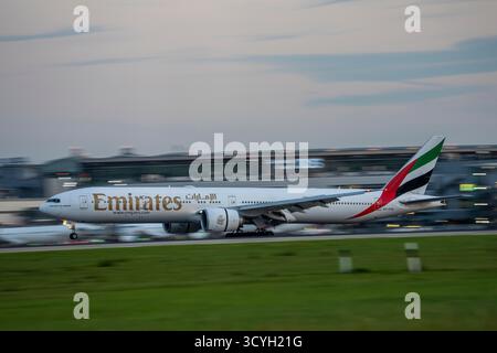 Emirates Boeing 777-300 atterrissant à l'aéroport de Düsseldorf, Rhénanie du Nord-Westphalie, Allemagne Banque D'Images