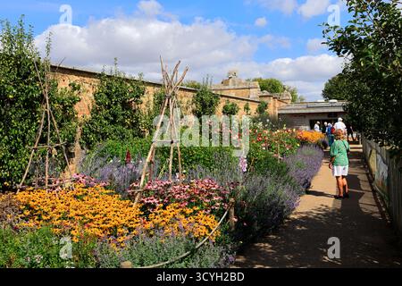 Vue estivale sur les jardins clos de la maison de campagne classée Grade 1, Wrest Park, Silsoe, Bedfordshire, Angleterre, ROYAUME-UNI Banque D'Images