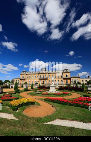 Vue d'été des jardins formels à l'extérieur de la maison de campagne classée grade 1, Wrest Park, Silsoe, Bedfordshire, Angleterre, ROYAUME-UNI Banque D'Images