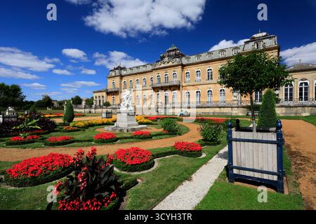 Vue d'été des jardins formels à l'extérieur de la maison de campagne classée grade 1, Wrest Park, Silsoe, Bedfordshire, Angleterre, ROYAUME-UNI Banque D'Images