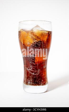 Verre de Coca Cola sur fond blanc Banque D'Images