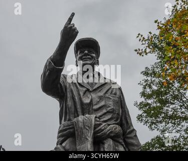 Barnsley, Royaume-Uni. 19 octobre 2025. La statue d'oiseau Harold Dennis "Dickie" OBE pendant les funérailles de Harold Dennis "Dickie" Bird OBE à l'église St Mary's, Barnsley, Royaume-Uni, 19 octobre 2025 (photo par Mark Cosgrove/News images) crédit : News images LTD/Alamy Live News Banque D'Images